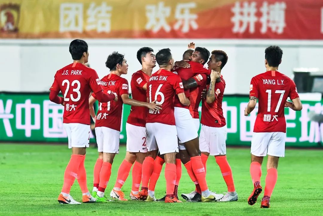 关于广州富力战平重庆斯威，实力对比激烈的信息