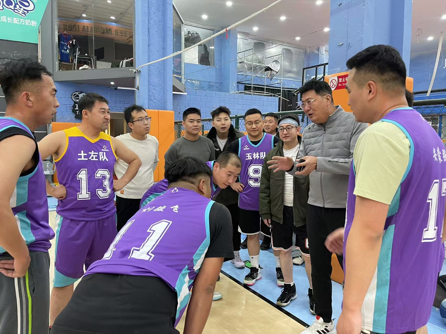 比赛中球员面对困难，展现出顽强的拼搏精神